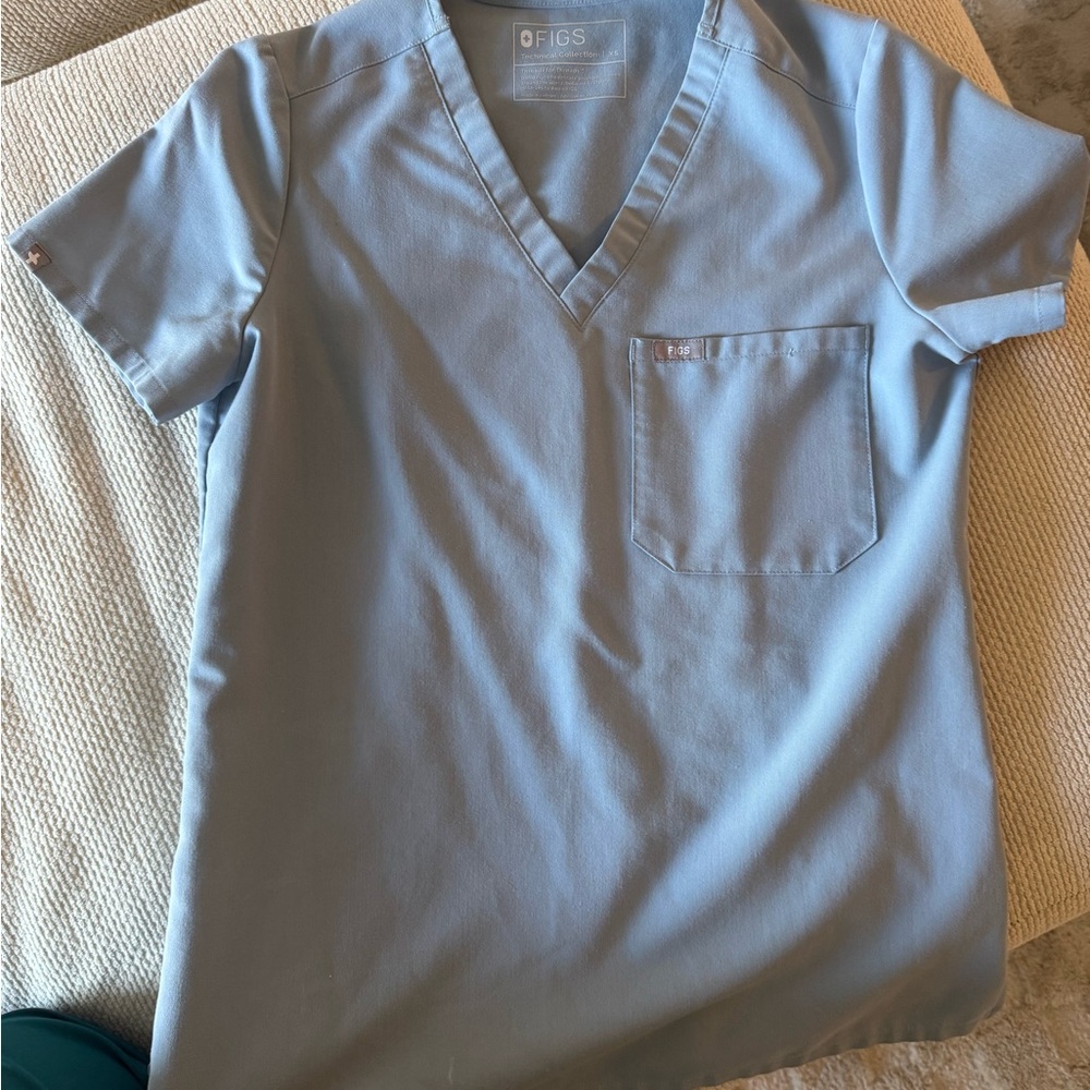 Figs scrub top